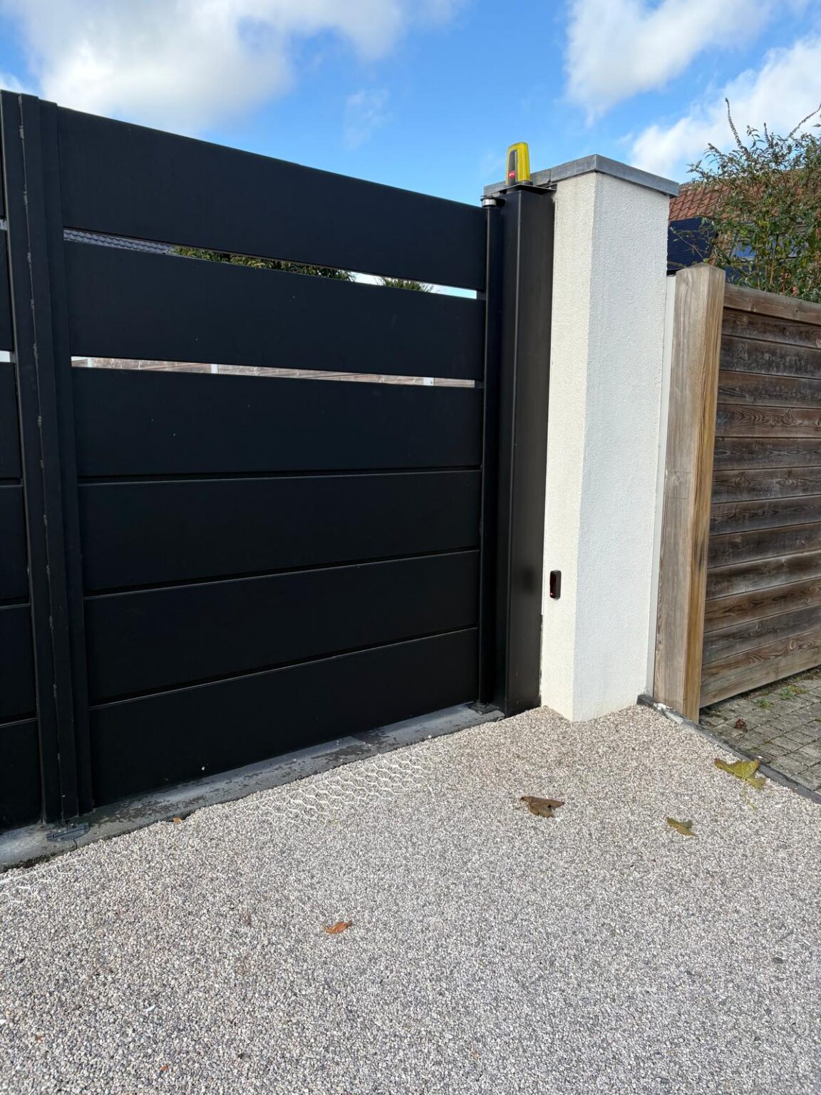 Portail noir sur mesure - EFM Solutions